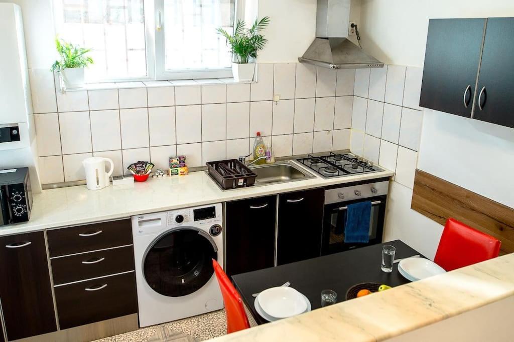 Cosy One Bedroom Flat With Free Parking & Wifi Cluj-Napoca Exterior photo